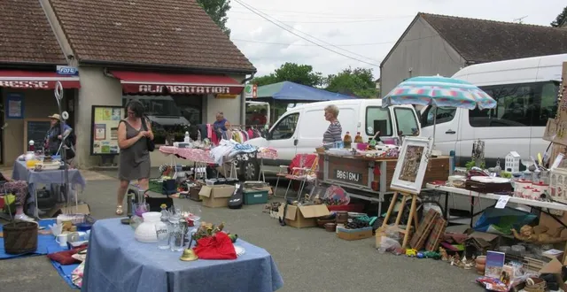 photo  depuis la dissolution de l’ancien comité des fêtes, la nouvelle équipe a proposé, dimanche, son bric-à-brac sur la place de la bascule et aux alentours de l’église. les visiteurs ont été  disséminés en début de journée. les habitués de ce genre de manifestation se sont tout de même déplacés en milieu de matinée, et l’après-midi.  à la recherche de divers objets, les visiteurs ont fait des bonnes affaires. il y en avait pour tous les goûts des collectionneurs à la recherche des sujets convoités (tableaux, jouets, plants, vêtements, livres, etc).  &copy;  ouest-france 
