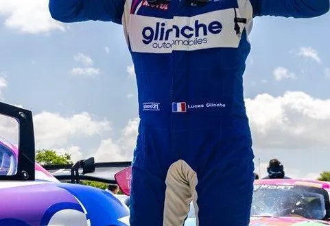 photo  l’écomméen lucas glinche a remporté le porsche sprint challenge, en mai, sur le circuit de dijon.  &copy;  ouest-france 