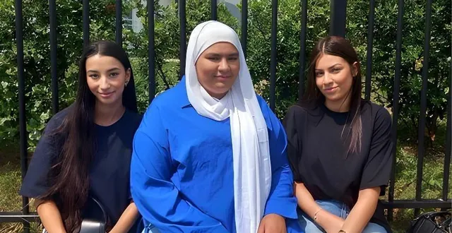 photo  de gauche à droite : ikram el-fergougoui, wassila el khalloufi et mayssara amine, membres de l’association sourire trélazéen.  &copy;  ouest-france. 