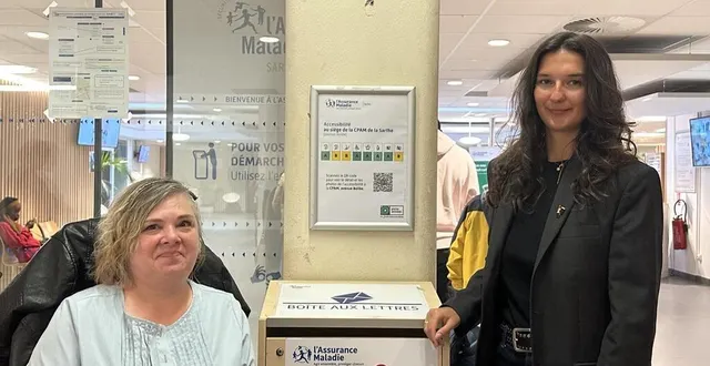 photo  des pictogrammes pour démontrer l’accessibilité du site de la cpam au mans (sarthe). sur la photo, stéphanie simon (à gauche) représentante départementale de l’apf france handicap et ambre santer, cheffe de projet picto access (à droite).  &copy;  le maine libre 