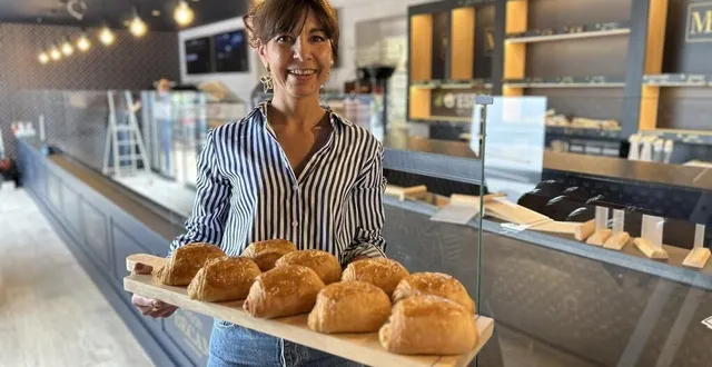 photo  sophie reutin est la gérante de la boulangerie-pâtisserie maison bécam qui ouvre ce jeudi 5 juin 2025 à champagné. la journée de mercredi était consacrée à la mise en place du magasin et aux derniers tests. la tournée de pains au chocolat a donné satisfaction.  &copy;  le maine libre 