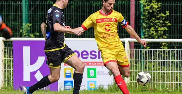 photo  maxime renaudin (balle au pied) lors de la réception de saint-philbert-de-grand-lieu, le 27 avril 2025, en r2.  &copy;  photo : le maine libre 