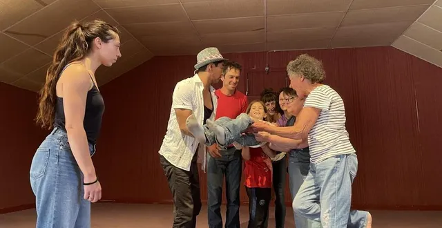 photo  membres de la compagnie el nucleo, edward aleman et joana pinard ont partagé leur pratique artistique avec les habitants de parcé-sur-sarthe.  &copy;  le maine libre 