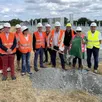 photo des élus de la communauté de communes du pays sabolien et du village de vion ont symboliquement pris la pose pelle en main lors de la visite du chantier de la ferme solaire, ce mercredi 4 juin 2025.