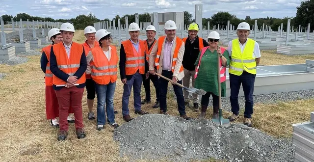 photo  des élus de la communauté de communes du pays sabolien et du village de vion ont symboliquement pris la pose pelle en main lors de la visite du chantier de la ferme solaire, ce mercredi 4 juin 2025.  &copy;  ouest-france 
