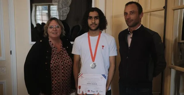 photo  accompagné de lydie richard, référente antenne alençon de l’uimm, jnifen sameur, lauréat du prix des apprentis dans l’orne, avec son maître d’apprentissage denis hugo.  &copy;  ouest-france 