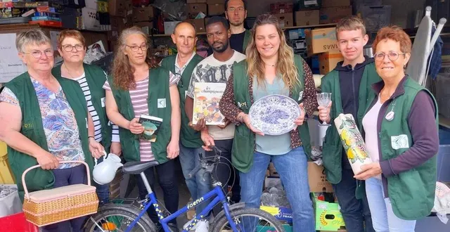 photo  les bénévoles et salariés dans l’atelier de préparation et réparation, au centre la responsable marie hémery et le président jean-luc chaumont  &copy;  ouest-france 