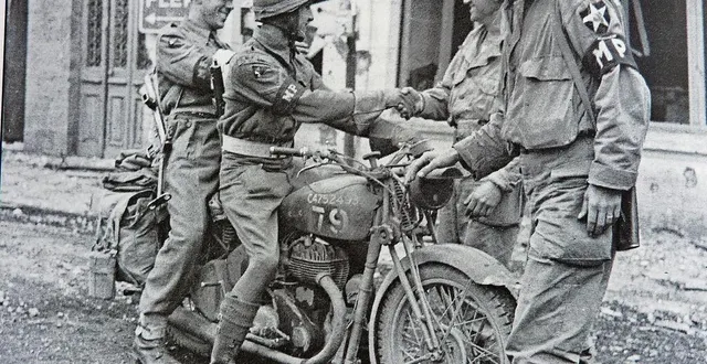 photo  congratulations entre les mp britanniques et les mp américains.  &copy;  imperial war museum 