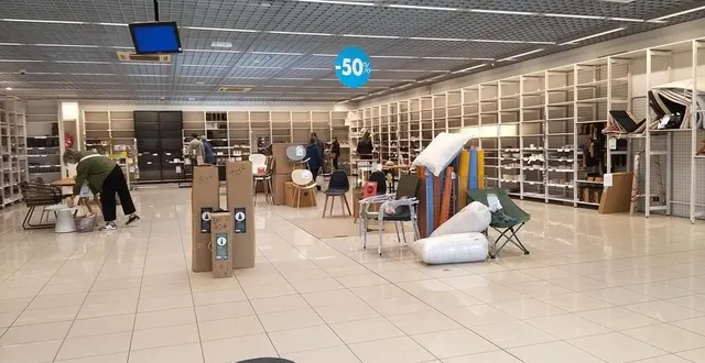 photo  depuis un mois, les clients se succèdent pour profiter des produits casa avant la fermeture courant juin 2025.  &copy;  ouest-france 