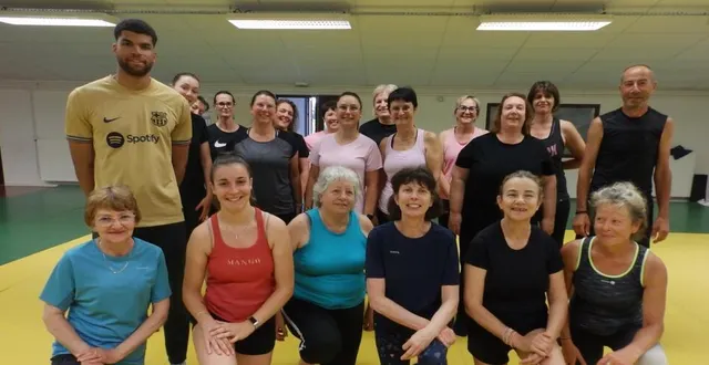 photo  stanislas tindano, debout à gauche, coache le groupe gym détente à la salle meslier.  &copy;  co 