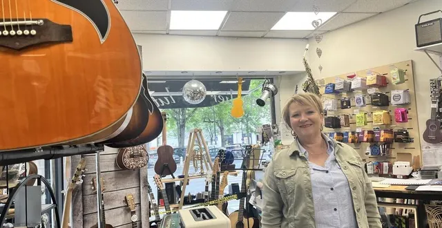 photo  anny rees tient imbach musique, la dernière boutique de musique généraliste dans le centre-ville d’angers (maine-et-loire), place imbach.  &copy;  ouest-france 