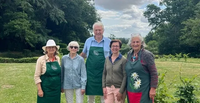 photo  savennières, parc et jardin potager du château d’epiré, le 2 juin 2025. catherine chatelier, administratrice de l’aspeja, francette gentilhomme, propriétaire du manoir de châtelaison, bruno zeller, président de l’aspeja, pascale de boisseguin et françoise bizard, administratrices.  &copy;  aspeja 