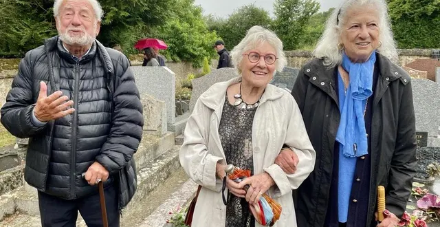 photo  sceaux-sur-huisne, hier. ginette et jacques zysman se sont recueillis sur la tombe d’esther guilmin et georges lesiourd, accompagnés de clairette, fille de paulette moisy.  &copy;  le maine libre 