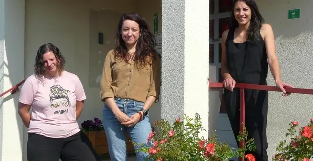 photo  vanessa, justine mesnard et anaïs gaboriau à l’entrée de la micro-crèche petit souffle à la salle polyvalente de juillé.  &copy;  le maine libre 