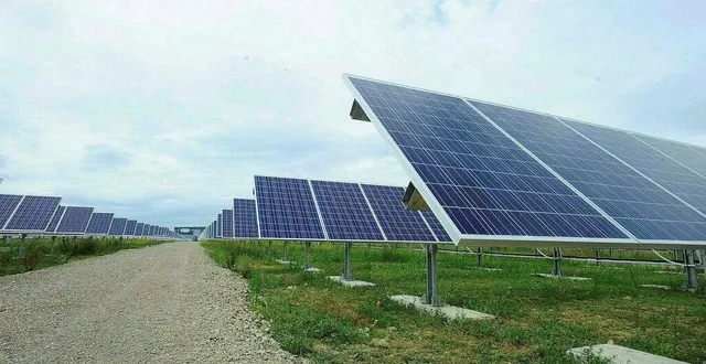 photo  la centrale solaire sera implantée au lieu-dit la hantelle, à saint-longis.  &copy;  d’illustration archives le maine libre – hervé petitbon 