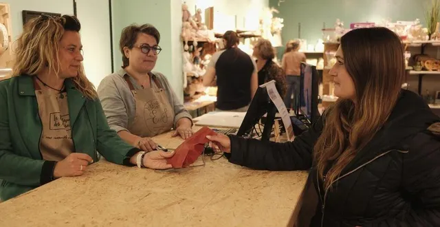 photo  l’équipe de la boutique des artisans a accueilli hélène viorney, la toute première cliente du magasin.  &copy;  ouest-france 
