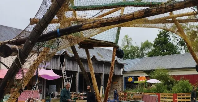 photo  les bénévoles des hautes planches ont construit une structure pour jouer et escalader.  &copy;  ouest-france 