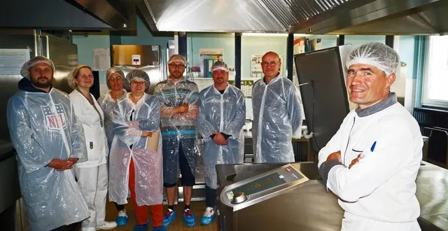 photo  le chef frédéric desseaux, à droite sur la photo a présenté plusieurs recettes à ses collègues qu’ils pourront, à leur tour, mettre en œuvre dans leur restaurant scolaire  &copy;  ouest-france. 