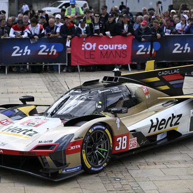 photo la cadillac numéro 38 du français sébastien bourdais, du néo-zélandais earl bamber et du britannique jenson button.  ©  marc ollivier/ouest-france