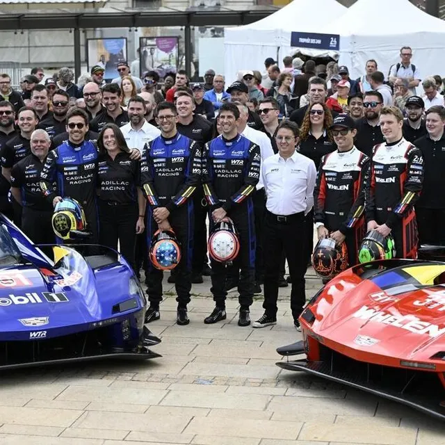 photo les cadillac 101 et 311 et leur équipage au moment de la photo officielle.  ©  marc ollivier/ouest-france