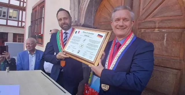photo  marcus weber et frédéric leveillé, maires de rotenburg et d’argentan.  &copy;  cercle jumelage europe 