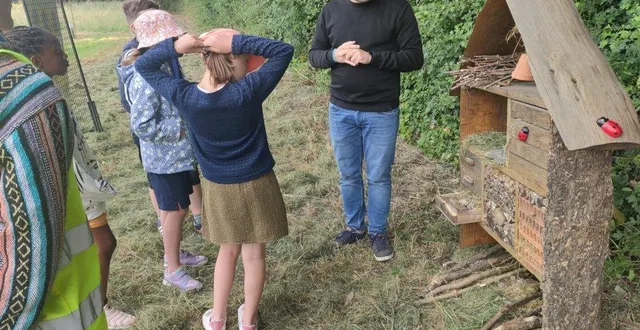 photo  thomas jolly, de la chambre d’agriculture, a démontré l’importance de la sauvegarde et de la protection des insectes qui peuplent encore les arbres et les haies.  &copy;  ouest-france 