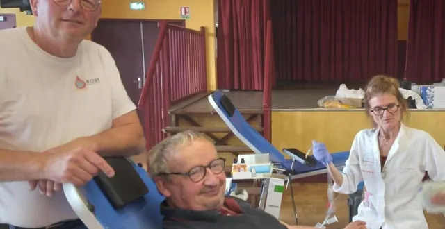 photo  philippe de tavernier, fidèle donneur, entouré de laurent de bie et de l’infirmière de l’établissement français du sang, laëtitia.  &copy;  ouest-france 
