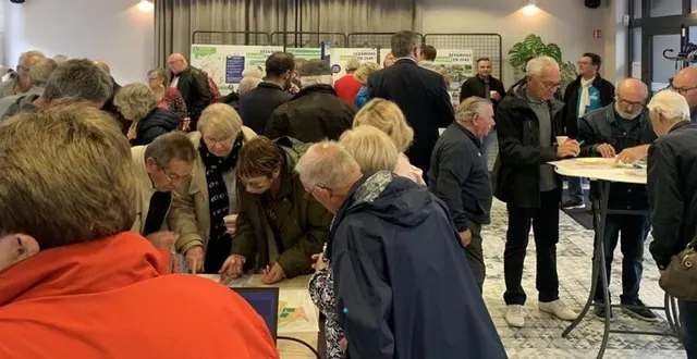 photo  la pluie s’étant invitée à l’apéro prévu sous le platane, place de l’église, pour échanger sur le projet « dessinons changé en 2040 », l’équipe municipale a déménagé le meeting dans la salle communale. une cinquantaine d’habitants est venue partager et discuter les pistes présentées par les élus. « la météo n’a pas découragé les changéens, cela prouve qu’ils se sentent bien investis dans cette démarche », avance un élu.  &copy;  ouest-france 