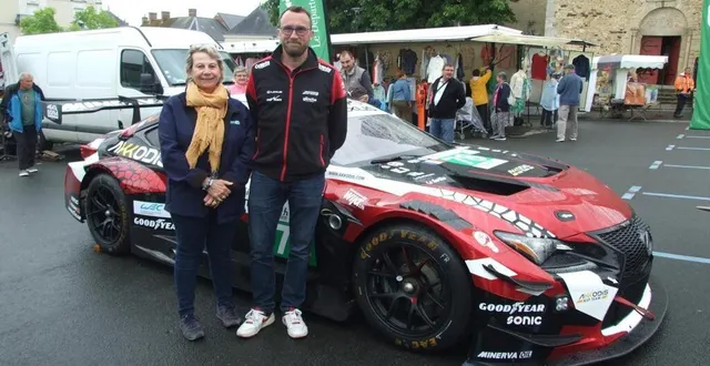 photo  hélène le conte, conseillère départementale et le pilote sarthois arnold robin, sur le marché.  &copy;  ouest-france 
