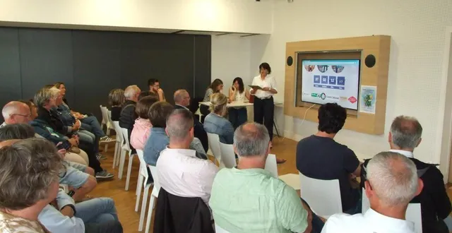 photo  les partenaires découvraient le programme de la présidente du festival, sylvie charpentier.  &copy;  ouest-france 