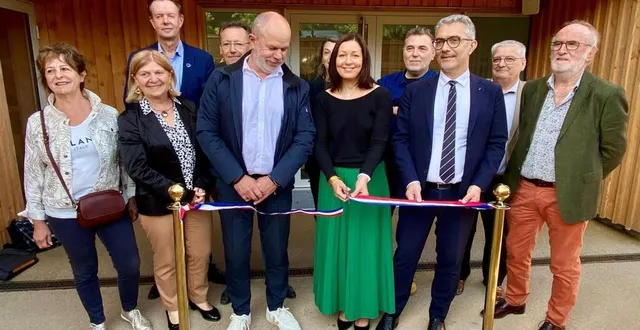 photo  florence dabin, présidente du département de maine-et-loire, entourée de françois-sébastien demorgon, directeur académique adjoint, et de jean-christophe soulard, principal du collège des fontaines, s’apprête à couper le traditionnel ruban.  &copy;  département. 