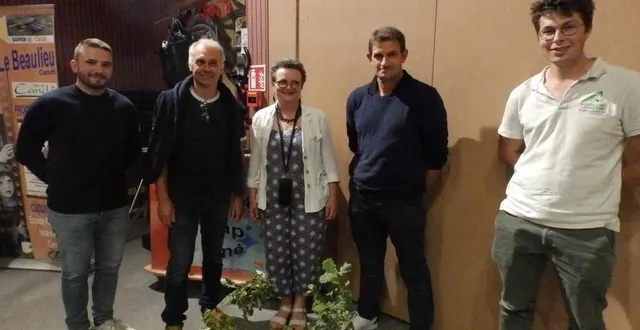 photo  de gauche à droite : thomas jolly de la chambre d’agriculture, cédric robert, éleveur à angrie, marie-thérèse dilé, conseillère municipale en charge du cmj, nicolas foliard, éleveur à châtelelais, et vianneyd’argentré, conseiller bois à la chambre d’agriculture.  &copy;  co 