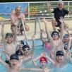 photo mardi, à la piscine municipale, les élèves de cm de l’école de la voutonne travaillaient les nages classiques mais aussi les plongeons.