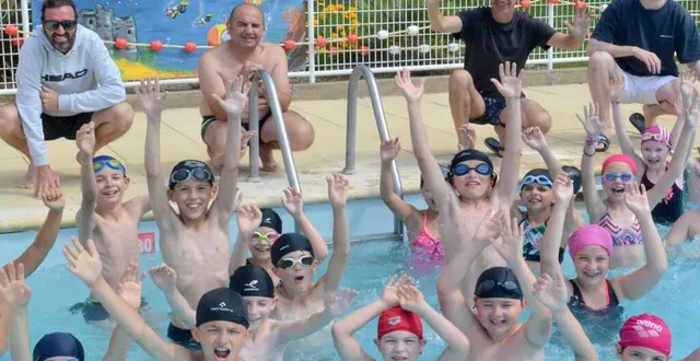 photo  mardi, à la piscine municipale, les élèves de cm de l’école de la voutonne travaillaient les nages classiques mais aussi les plongeons.  &copy;  le maine libre 
