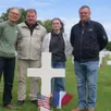 photo accompagnés de jacky emery, ces habitants de tresson sont allés se recueillir sur la tombe du lt abbot dont l’avion est tombé en 1944 dans le commune.