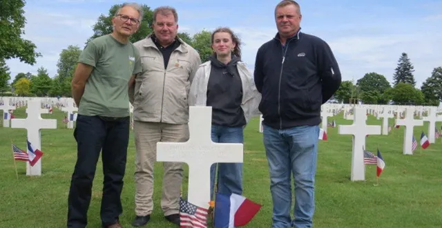 photo  accompagnés de jacky emery, ces habitants de tresson sont allés se recueillir sur la tombe du lt abbot dont l’avion est tombé en 1944 dans le commune.  &copy;  famille drouin) 