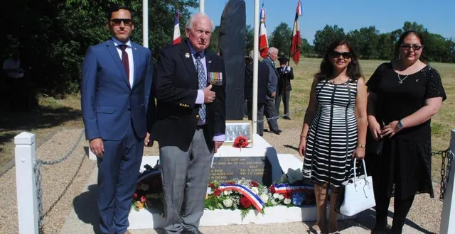 photo  en 2019, la famille de ken heyman, frère du pilote de l’halifax, était venue se recueillir sur les tombes de l’équipage au cimetière de longué puis ici sur la stèle érigée à leur mémoire.  &copy;  co. 