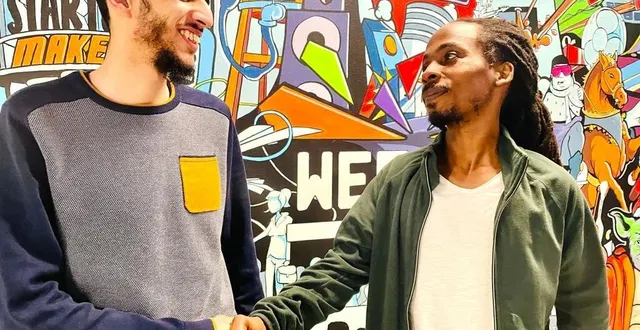 photo  mohamed rhoulben, à gauche, de l’association osons entreprendre, et jaahly, porteur de projet, dans les locaux de weforge, à angers, qui héberge les ateliers de l’association.  &copy;  ouest-france 