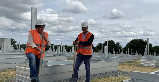 photo  brigitte têtu-edin, maire de vion, et daniel chevalier, président du pays sabolien, ont donné quelques pelletées symboliques.  &copy;  le maine libre 