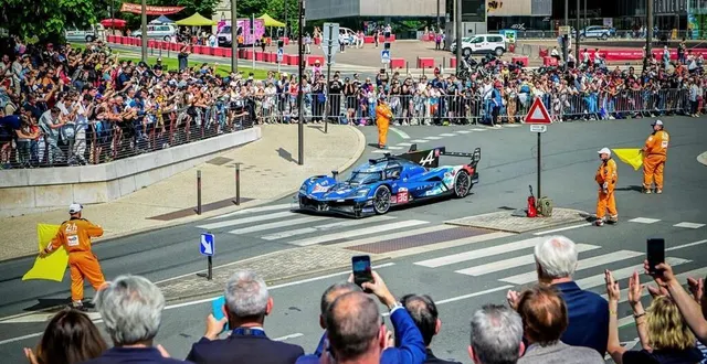 photo  le public avait largement répondu présent pour le roulage l’année dernière : 45 000 personnes s’étaient massées derrière les barrières pour observer les voitures tourner.  &copy;  archives le maine libre – yvon loué 