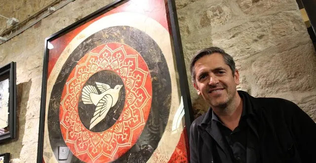 photo  nicolas laugero lasserre à côté de l’œuvre « dove » de sheperd fairey.  &copy;  le maine libre 
