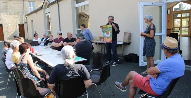 photo  hubert jégat, à droite, présente l’affiche de kikloche, accompagné de sylvie levilly et des membres et bénévoles.  &copy;  le maine libre 