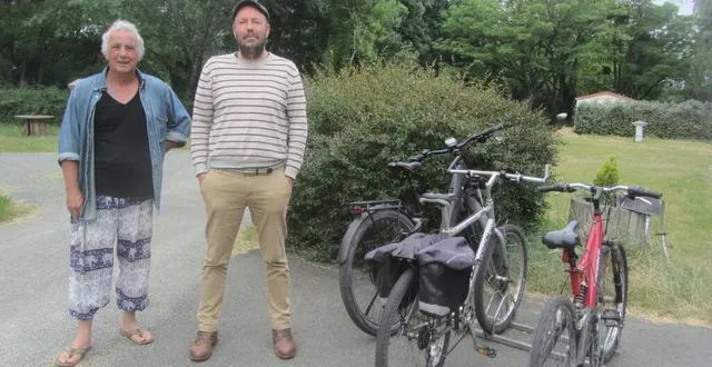 photo  le directeur sébastien deschamps, à droite avec fabrice daburon, agent du camping des varennes.  &copy;  ouest-france 