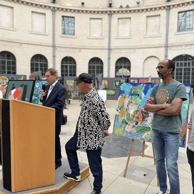 photo le maire joaquim pueyo a salué le travail des trois artistes.  ©  ouest-france