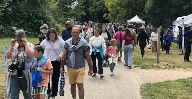 photo  plusieurs centaines de personnes ont déambulé autour du lac de la monnerie à la flèche (sarthe) à l’occasion de la fête des lacs, ce samedi 7 juin 2025.  &copy;  ouest-france 