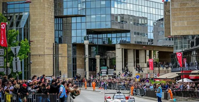 photo  des milliers de spectateurs sont venus assister au roulage, ce samedi 7 juin, dans le centre-ville du mans.  &copy;  photo le maine libre - yvon loué 