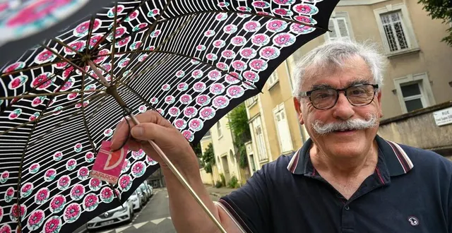 photo  angers, quartier ney, le 4 juin 2025. étienne joulin, ici avec un des rares exemplaires restants, a travaillé dans la manufacture de parapluies lafarge, avenue besnardière, de 1977 à sa fermeture.  &copy;  co – laurent combet 