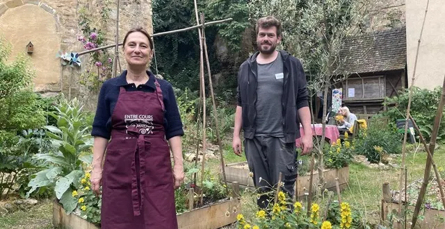 photo  christelle sandrin, adhérente du potagenêt, jardin partagé du vieux-mans et thibault, l’un des derniers arrivés.  &copy;  ouest-france 