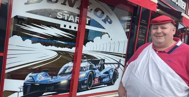 photo  wilfrid aubier devant sa vitrine en l’honneur d’alpine, à neuville-sur-sarthe.  &copy;  ouest-france 