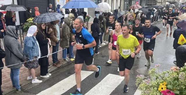 photo  la montée de la place henri-iv, à argentan (orne), sous la pluie et les encouragements.  &copy;  ouest-france 